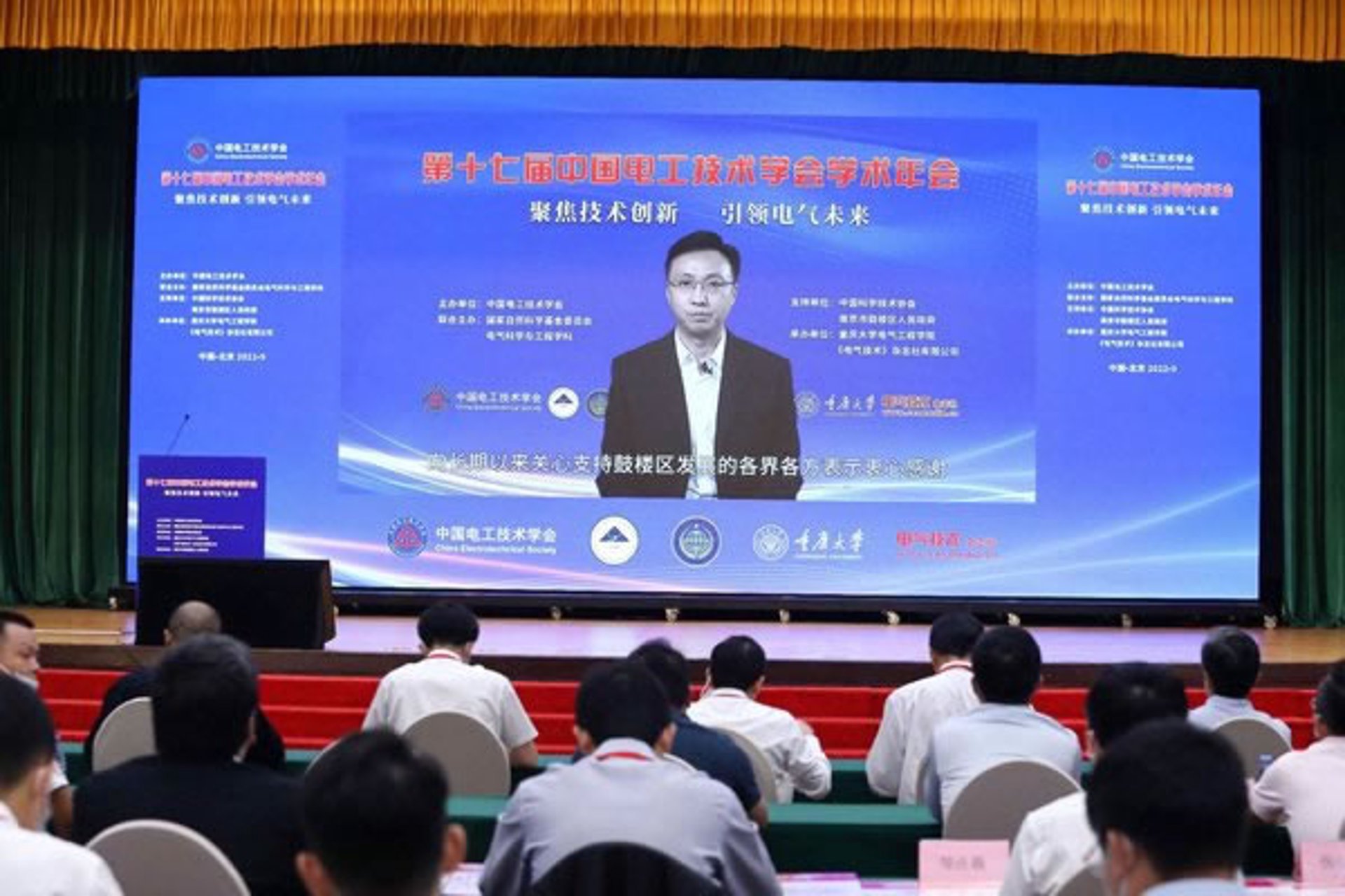 电缆桥架在现代建筑和工业设施中扮演着至关重要的角色，如何选择合适的电缆桥架成为许多工程设计师面临的难题。本文将通过具体案例解析不同类型的电缆桥架，并指出其优缺点。